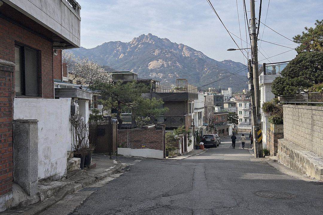 Outer Seoul (AI-generated illustrative image)
