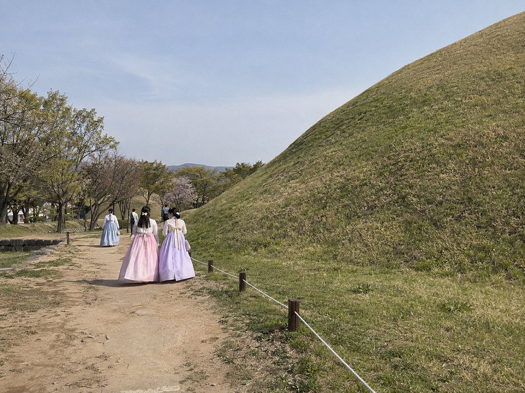 Hanbok rental in Gyeongju (AI-generated illustrative image)