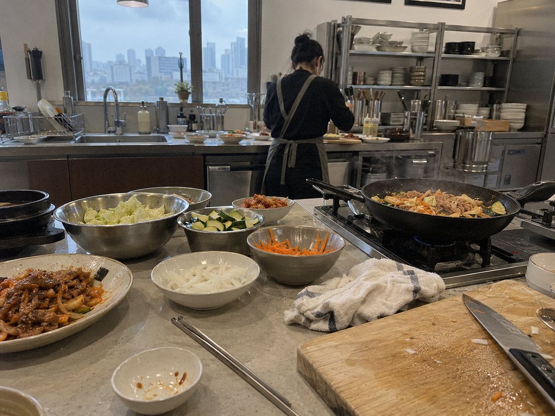 Korean cooking class (AI-generated illustrative image)