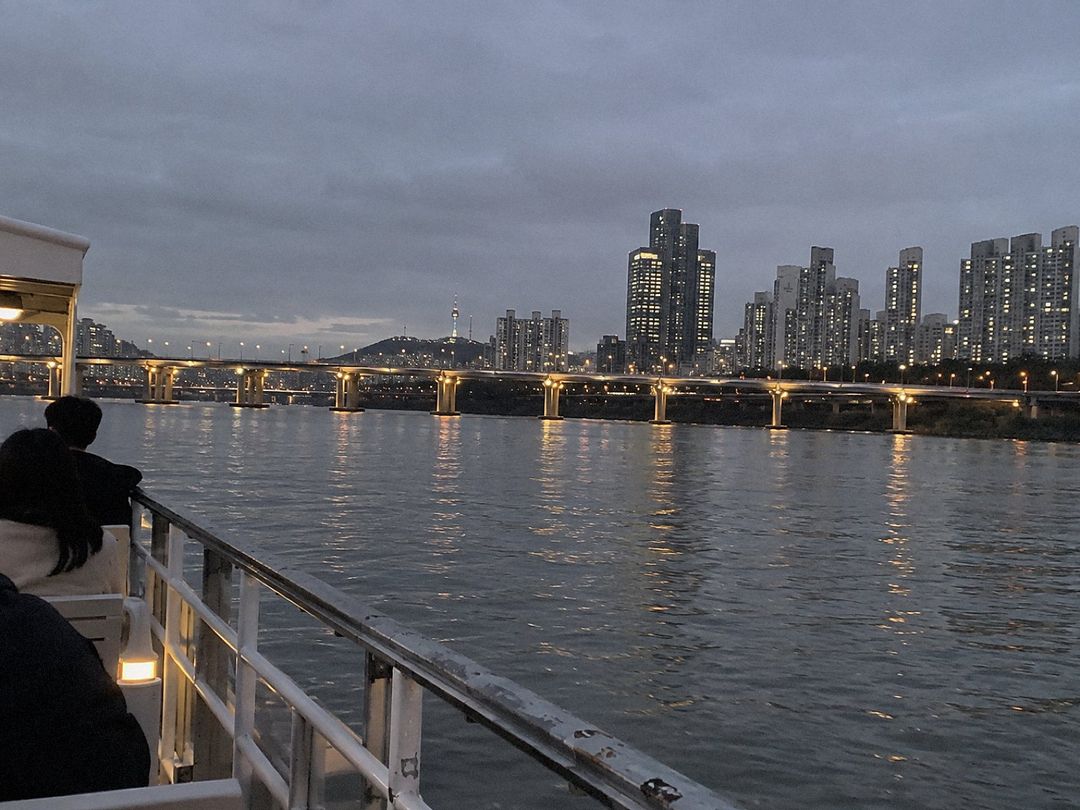 Han River cruise (AI-generated illustrative image)