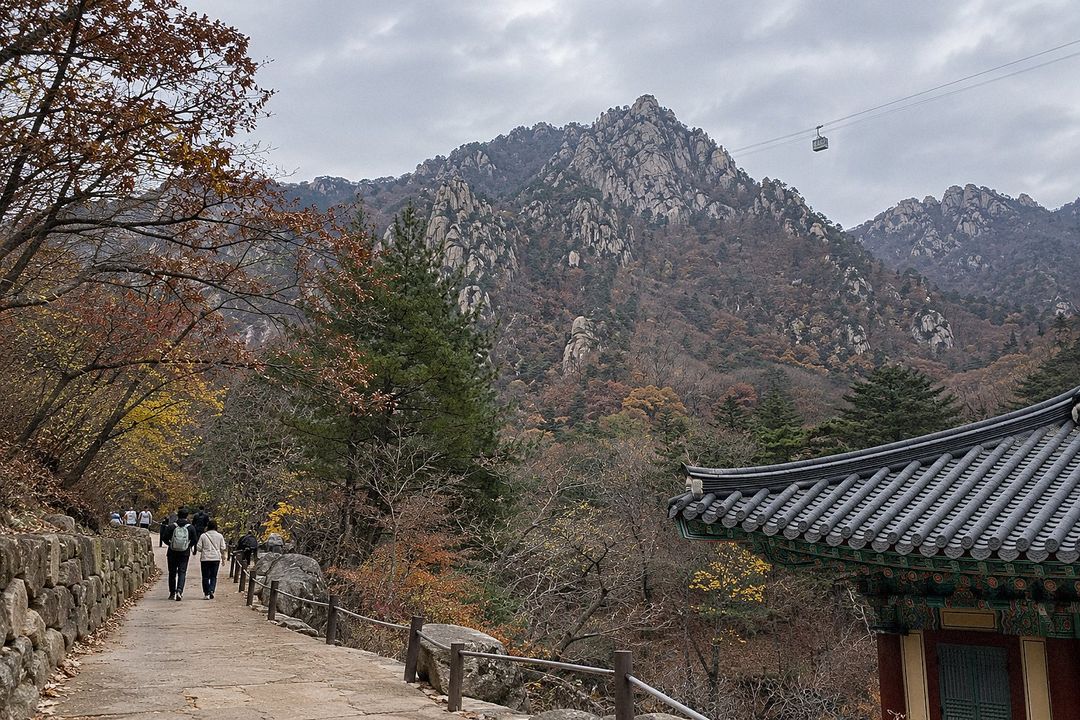 Seoraksan National Park (AI-generated illustrative image)