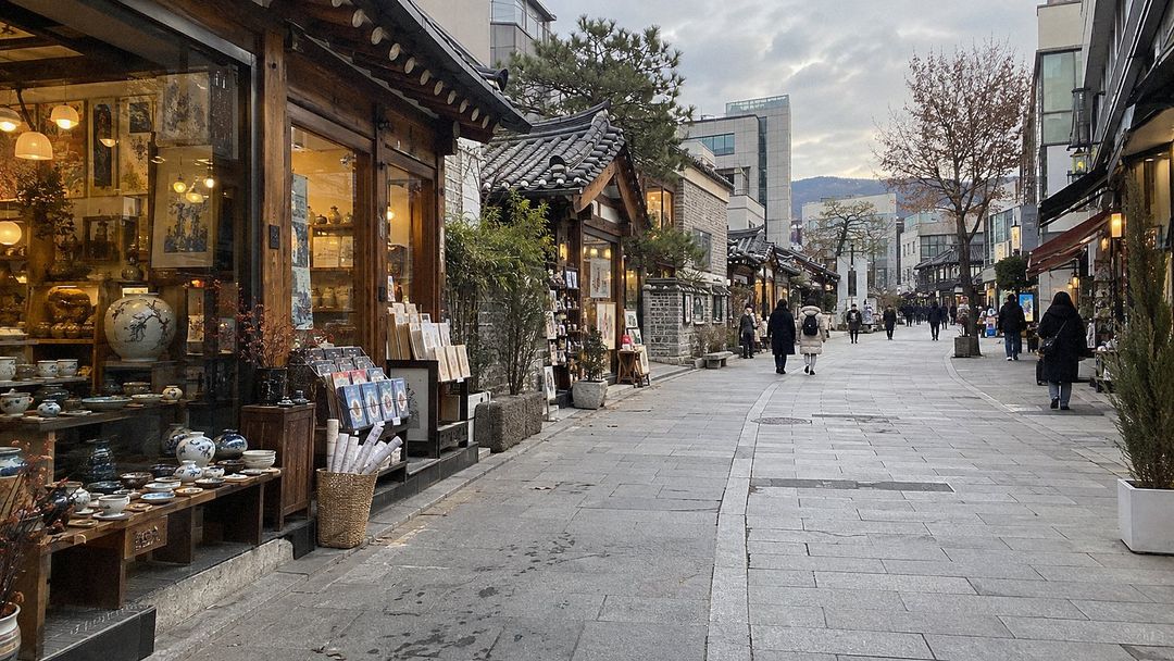 Insadong (AI-generated illustrative image)