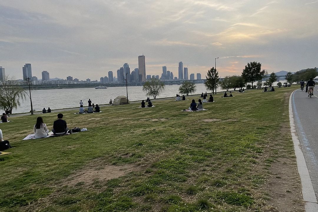 Yeouido Hangang Park (AI-generated illustrative image)